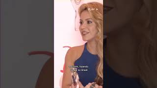 🇧🇷 | @Shakira aprendeu a falar português antes mesmo do inglês! Ela aprendeu durante sua turnê.