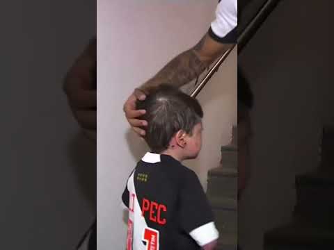 pequeno Gui entra em campo com Gabriel Pec