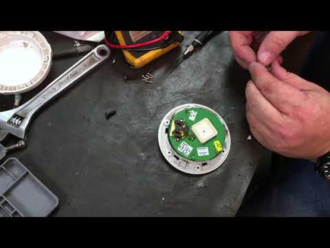 How to Replace a Battery on a Raymarine Space GPS 125 Antenna