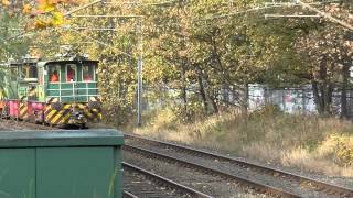 preview picture of video 'Battery Locomotives BL2 and BL1 hauling Metrocar 4052 past Whitley Bay'