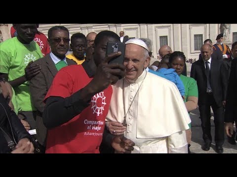 De estar cerca de la muerte a abrazar al Papa, el sueño cumplido de unos emigrantes