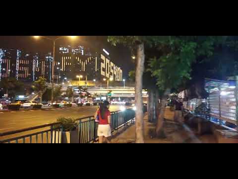 andando por Rama IV perto da estação Khlong toei mrt .para o mercado Khlong toei 21h00. incrível Bangkok