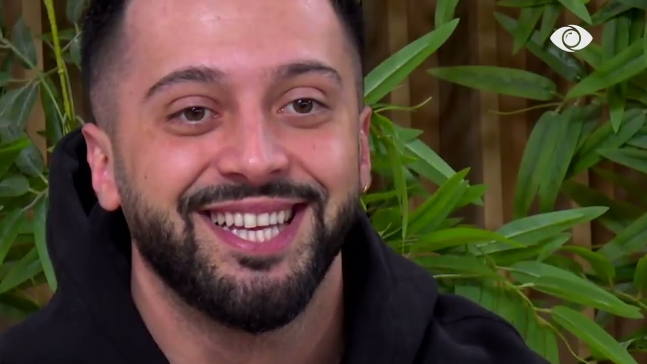 Energji pozitive në shtëpi, banorët këndojnë dhe kërcejnë valle