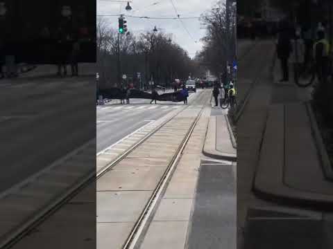 Antifa versucht (mal wieder) zu stören und wird von Wiener Polizei aus dem Weg geräumt.