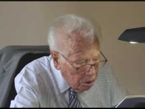 Vídeo: Francisco Fernández del Riego le un fragmento da súa obra <cite>Palabras a eito</cite>. Asocación de Escritores en Lingua Galega, 2006