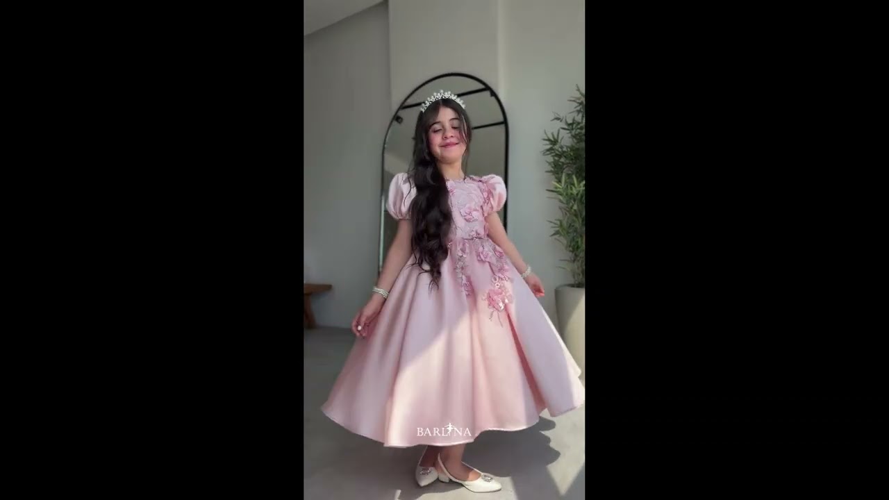 فستان بناتي وردي مزين بأزهار مطرزة - سنة