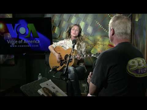 Chely Wright Sings "It Was" on VOA's Border Crossings