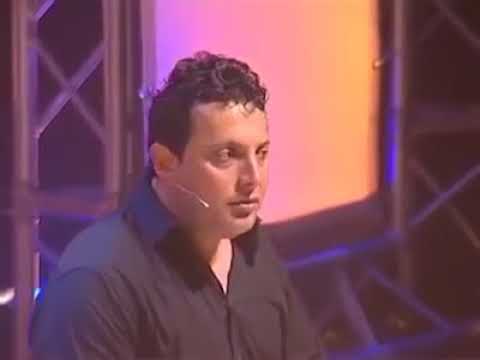 Enrico Brignano e le fisse di sua madre