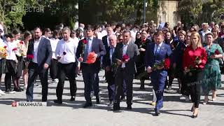Возложение цветов памяти погибшим в Ижевске проходит в Махачкале