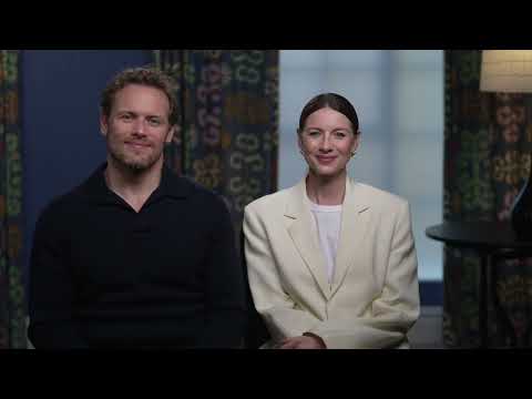 Caitriona Balfe e Sam Heughan presentano "Outlander 8"