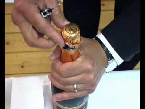 Champagner-Service am Tisch des Gastes