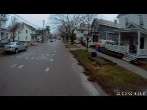 Driver merges and nearly hits cyclist 2019/04/20 18:28:09