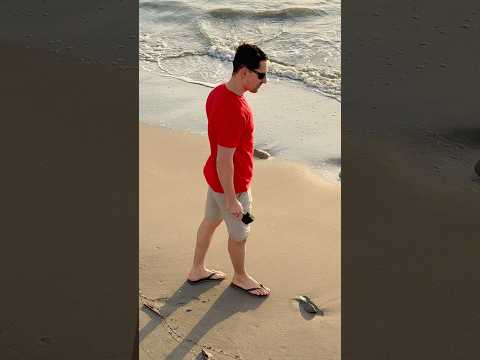 Caminando en hermoso atardecer en malecón Miranda Pisco, Ica, Perú Walking in the Beautiful Sunset