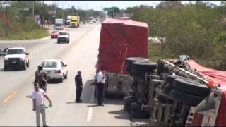 preview picture of video 'Se volcó traíler en la carretera federal de Tulum --Felipe Carrillo Puerto'