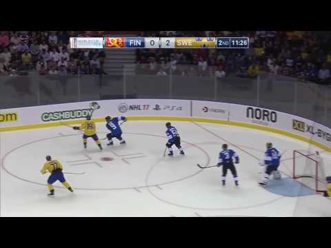 Филиипп Форсберг №9 встает с торможением после падения на колени