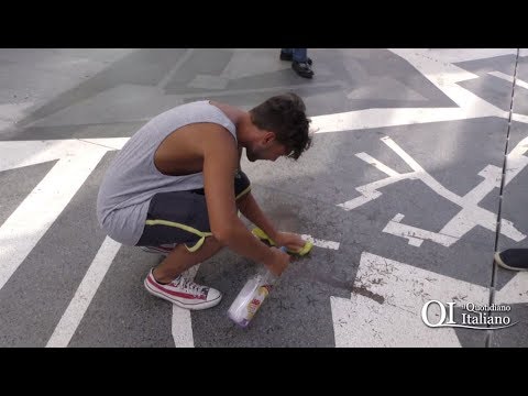 Bari, turisti e cittadini ripuliscono via Sparano: “Materiali scadenti. Una vergogna”
