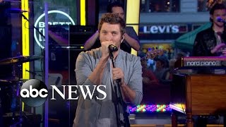 Brett Eldredge Performs &#39;Lose My Mind&#39; Live