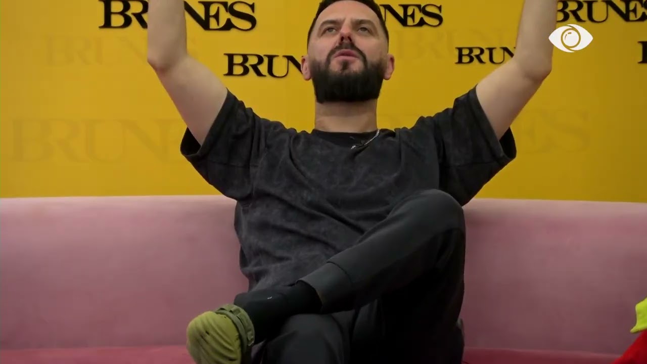 Miri këndon teksa qëndron në living