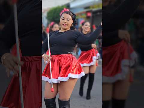 Bella cachiporrista salvadoreña en San Julian #desfiles #bandasdepaz #sonsonate #bailarina #belleza