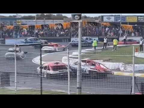 National Saloon Stockcars - 661 Graeme Shevill Vs 126 Harry Barnes - Horry Barnes Memorial Skegness