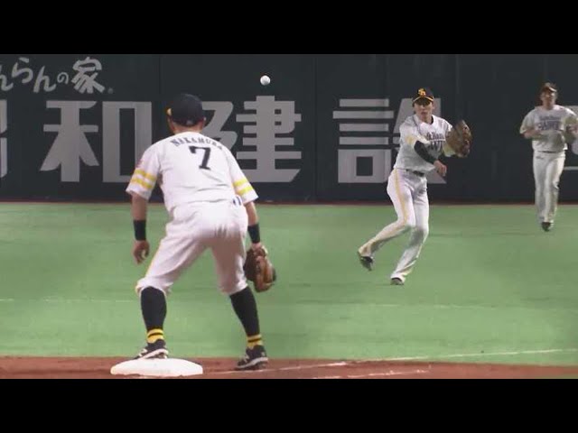 【4回表】ホークス・周東 一二塁間に抜けそうな打球を好捕しアウトを奪う!! 2021/3/27 H-M