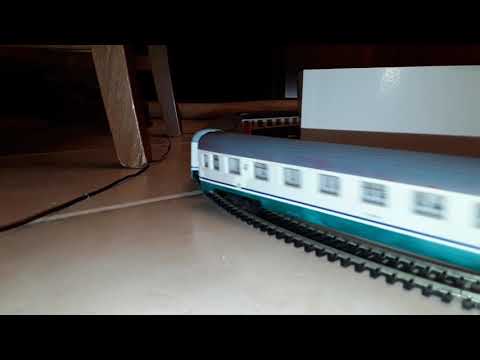 La E 402 B transita con un intercity strambo