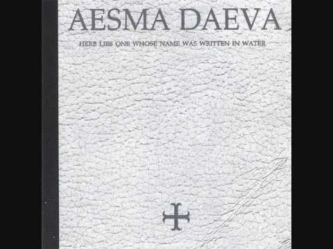 Το κομμάτι «Darkness» του αμερικανικού συγκροτήματος [[#Aesma Daeva#]], από το άλμπουμ Here Lies One Whose Name Was Written in Water (2000). Το τραγούδι, μελοποίηση του «Flow my tears» του Άγγλου συνθέτη [[#John Dowland [Τζων Ντάουλαντ]#]], αποτυπώνει χαρακτηριστικά το ιδίωμα του συμφωνικού μέταλ, όπου η λυρική γυναικεία φωνή κλασικής εκπαίδευσης συνυφαίνεται με τις βαριές κιθάρες και τα ρυθμικά πρότυπα της χέβυ μέταλ αισθητικής, αναδεικνύοντας τη γέφυρα του είδους με την πρώιμη ευρωπαϊκή έντεχνη μουσική παράδοση.