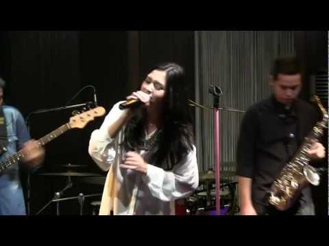 Raisa with BLP - Serba Salah @ Mostly Jazz 12/07/12 [HD]