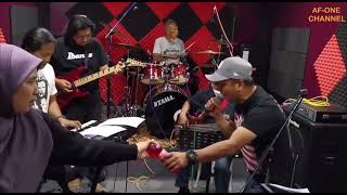 Download lagu Budi ~ iklim and friends mp3