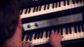 À l'accordage avec Tom Fire. Session acoustique.