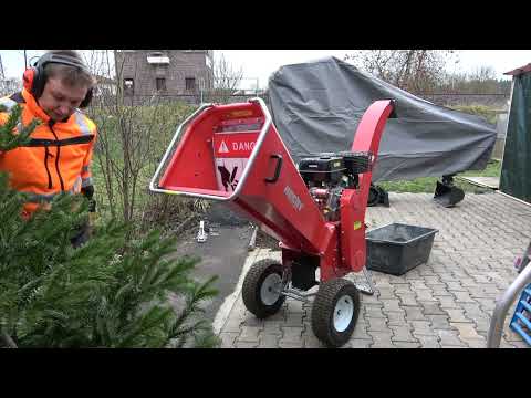 Häckseln von einem Christbaum mit Hecht Profi 6642