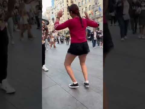 Venezolana bailando TAMBOR se roba el show
