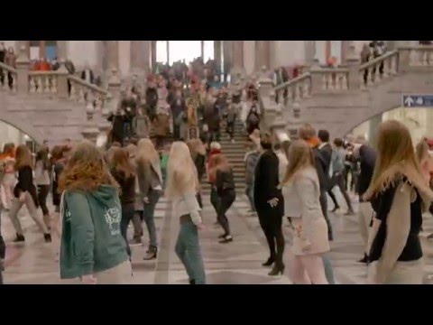 Flashmob dançando "Grease" em Antuérpia