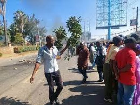 WATCH HOW MAN WHO SUPPORTED RUTO WAS ALMOST BEATEN LIKE A BURUKENGE BY ANGRY KENYAN CITIZENS.