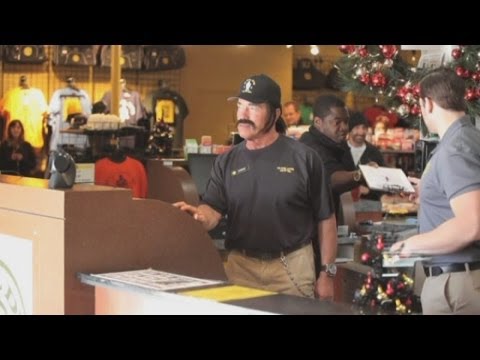 阿諾-施瓦辛格的惡作劇。阿尼在加州的Gold's Gym臥底當私人教練。 (Arnold Schwarzenegger prank: Arnie goes undercover as personal trainer at Gold's Gym in California)