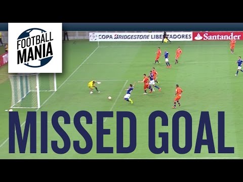 Amazing Missed Goal - Willian (Cruzeiro) Vs. Uviversitário de Sucre