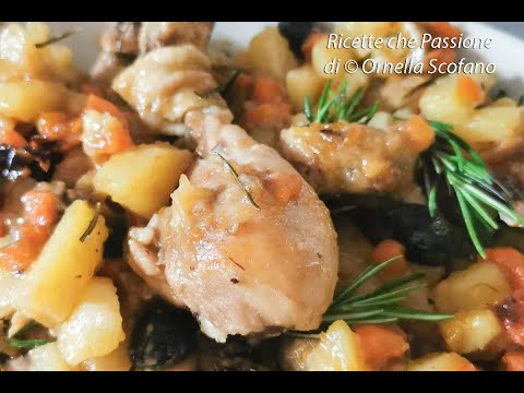 Le cosce di pollo più buone di sempre in umido con patate in padella - Ricette che Passione