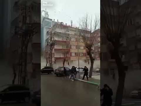 #shorts #TERREMOTO #TURQUIA: Momento del #DERRUMBE de un #EDIFICIO