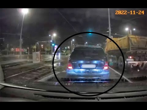 A forgalommal szemben ámokfutott a Gyáli úton a Mercedes őrült sofőrje – videó! 