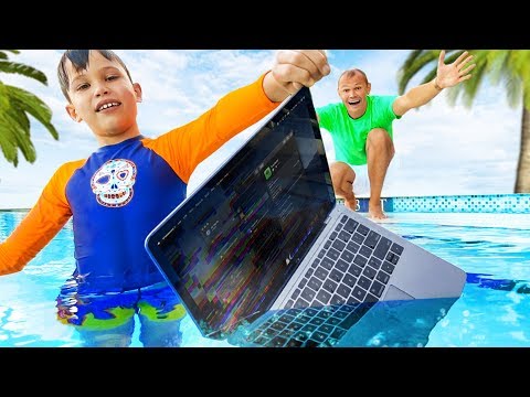 Макс искупал папин MacBook Pro в воде