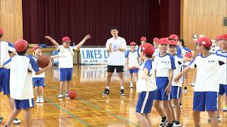7月16日【びわ湖放送ニュース】プロのダンクに感激！滋賀レイクスの選手らが小学校へ出前授業