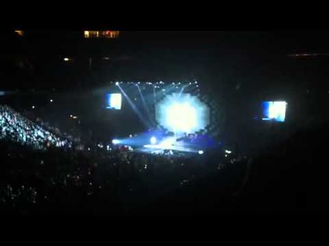 Joshua Ledet singing It's a Man's World