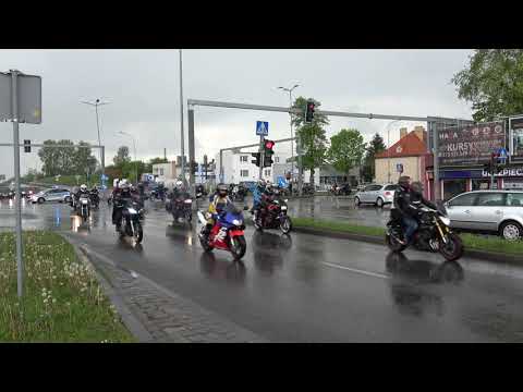 Oficjalne otwarcie sezonu motocyklowego w strugach deszczu. Parada motocyklowa ulicami Koszalina