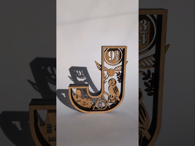 Vídeo relacionado con Hestya 5 Piezas Regalo con Letras Set Regalo Inicial con Bolsa Tote Neceser Llavero Libreta y Bolígrafo Set Alfabeto para Mujeres, Cumpleaños, Navidad(Blanco,Letra A)