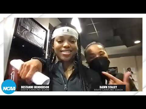 Dawn Staley crashes Destanni Henderson interview after South Carolina's 1 vs. 2 win