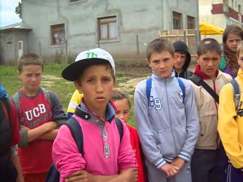 Copiii din Coroiesti merg pe jos 8 km pana la scoala