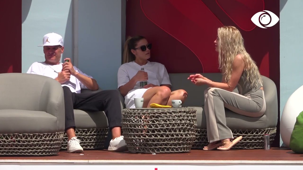 Deamishel dhe Nita këndojnë në oborr