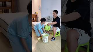 儿子套塑料袋的方式#万万没想到 #爸爸带娃#家有萌宝