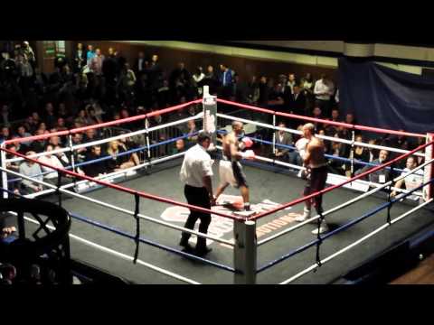 Justin menzie VS Rick boulter. Justin first pro fight! (16/11/2013)