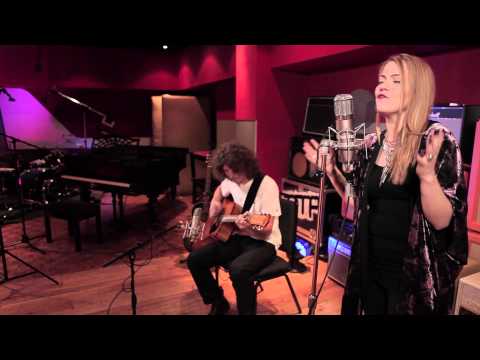 Mollie Marriott - Give Me A Reason [Acoustic Performance]